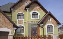 Крашенные фасады: эстетичность и дополнительная защита стен