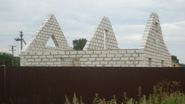 Фронтон, установленный до начала строительства крыши