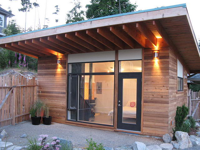 Надворная постройка с односкатной крышей