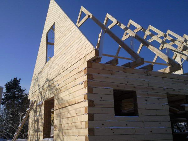 Монтаж фронтона перед возведением крыши