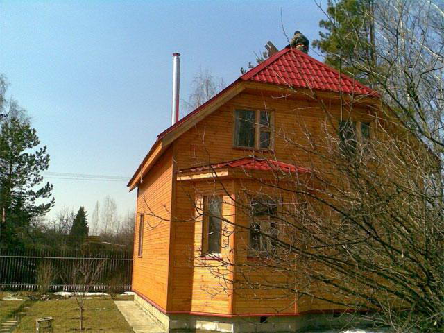 Деревянный дом с трехскатной крышей