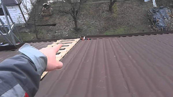 Монтаж лестницы из досок для монтажа конька