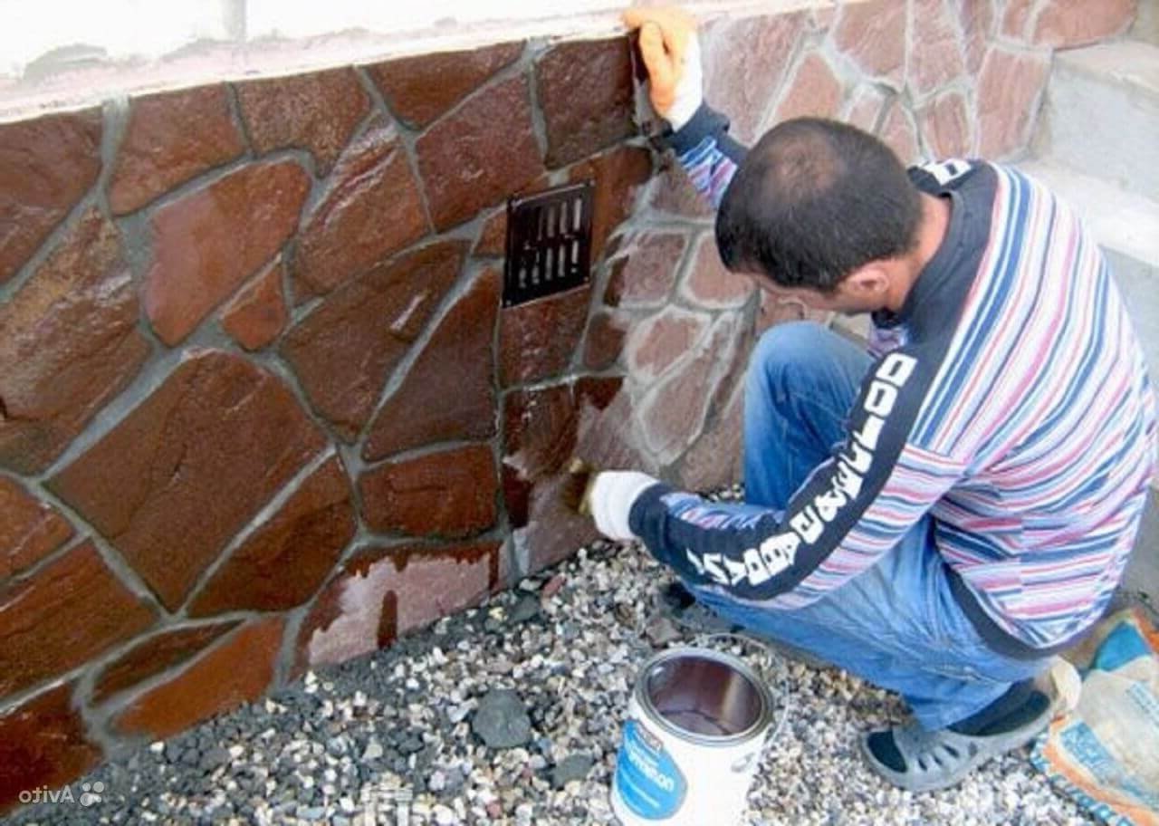 красит камень на цоколе