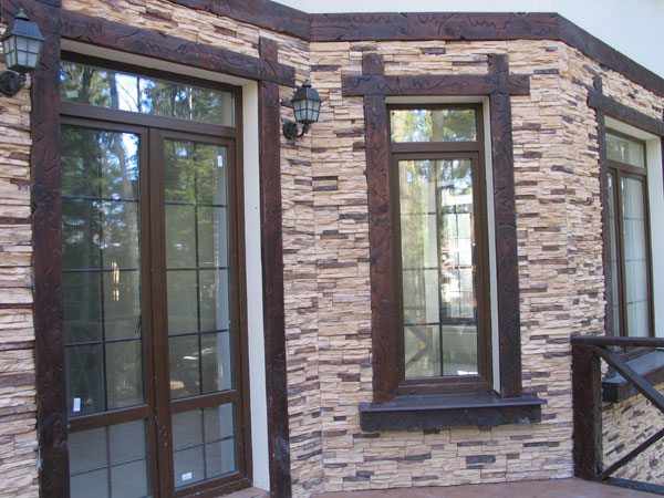 искусственный камень смотрится не хуже, чем натуральный, по крайней мере, он доступнее