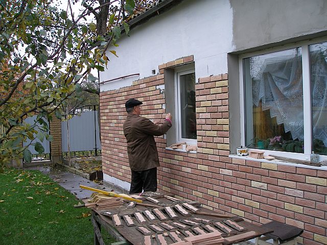 обязательно для удобства установите рядом с фасадом рабочий верстак