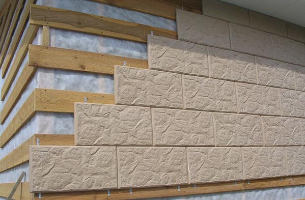 ветрозащитная пленка под деревянной обрешеткой, на которой закреплена декоративная плитка